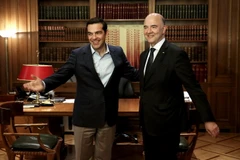 Thủ tướng Hy Lạp Alexis Tsipras (trái) và Ủy viên châu Âu phụ trách kinh tế Pierre Moscovici (phải) tại cuộc gặp ở Athens ngày 25/7. (Nguồn: EPA/TTXVN)
