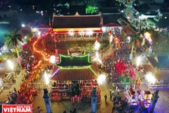 Du khách thưởng thức nhiều hoạt động độc đáo tại Lễ hội Phủ Dầy