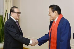 Nghị sỹ Antonio Inoki (phải) và ông Ri Su-yong. (Nguồn: Kyodo)