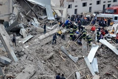 Cảnh sát và lực lượng cứu hộ Thổ Nhĩ Kỳ làm nhiệm vụ tại hiện trường vụ nổ ở Diyarbakir ngày 11/4. (Nguồn: AFP/TTXVN)