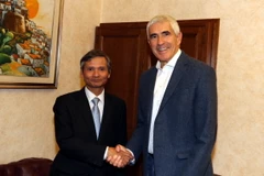 Quyền Chủ tịch Ủy ban Giám sát Tài chính Quốc gia Việt Nam (NFSC) Trương Văn Phước và Chủ tịch Ủy ban Đối ngoại Thượng viện Italy Pier Ferdinando Casini. (Ảnh: Ngự Bình/Vietnam+)