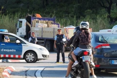 Cảnh sát Tây Ban Nha tuần tra tại khu vực biên giới nằm giữa La Jonquera, miền bắc nước này với Le Perthus, miền Nam Pháp sau vụ tấn công khủng bố ở Barcelona và Cambrils ngày 18/8. (Nguồn: AFP/TTXVN)