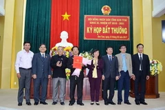 Lãnh đạo Hội đồng Nhân dân tỉnh Kon Tum chúc mừng ông Lê Ngọc Tuấn. (Nguồn: VGP)