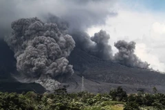 Núi lửa Sinabung tại Indonesia phun trào ngày 18/12. (Nguồn: THX/TTXVN)