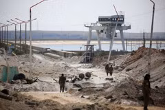 Các Lực lượng dân chủ Syria tuần tra tại khu vực đập Tabqa ngày 27/3. (Nguồn: AFP/TTXVN)