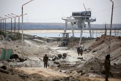 Các Lực lượng dân chủ Syria tuần tra tại khu vực đập Tabqa ngày 27/3. (Nguồn: AFP/TTXVN)