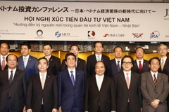 Thủ tướng Nguyễn Xuân Phúc, Thủ tướng Nhật Bản Shinzo Abe với các đại biểu tham dự hội nghị. (Ảnh: Thống Nhất/TTXVN)