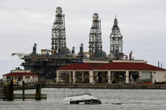 Một nhà máy lọc dầu ngập trong nước lũ sau bão Harvey tại Port Aransas, bang Texas, Mỹ ngày 27/8. (Nguồn: AFP/TTXVN)