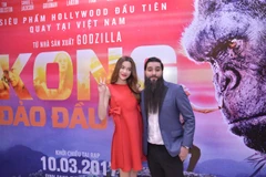 Ca sỹ Hồ Ngọc Hà và đạo diễn phim ​''Kong: Skull Island''. (Nguồn: Vietnam+)
