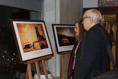 Biển đảo Việt Nam thu hút người xem. (Ảnh: Hương Linh/TTXVN)