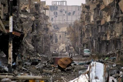 Cảnh đổ nát tại Deir al-Zor, Syria sau các cuộc không kích. (Nguồn: REUTERS/TTXVN)