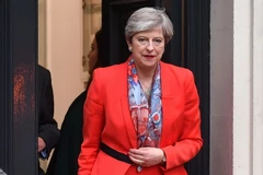 Thủ tướng Anh Theresa May rời trụ sở của Đảng Bảo thủ ở London sau khi các điểm bỏ phiếu đóng cửa ngày 9/6. (Nguồn: AFP/TTXVN)