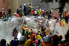Lực lượng cứu hộ tìm kiếm người mất tích sau trận động đất ở Mexico City, Mexico ngày 21/9. (Nguồn: THX/TTXVN)