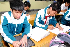 Giờ học hòa nhập của học sinh trường Nguyễn Đình Chiểu. (Ảnh: Bích Ngọc/TTXVN)