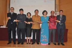 Đại sứ Lê Linh Lan và các đại sứ Malasia, Thái Lan, Indonesia và Philipines, cùng đại diện COLMEX chụp ảnh lưu niệm. (Ảnh: Việt Hùng/Vietnam+)