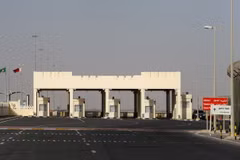 Cửa khẩu Abu Samrah của Qatar trên tuyến biên giới đường bộ với Saudi Arabia. (Nguồn: AFP/TTXVN)