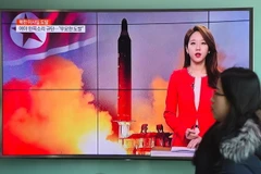 Người dân Hàn Quốc theo dõi trên truyền hình về vụ thử tên lửa của Triều Tiên tại nhà ga ở Seoul ngày 12/2. (Nguồn: AFP/TTXVN)