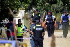 Cản sát điều tra tại hiện trường vụ nổ ở Alcanar ngày 18/8. (Nguồn: AFP/TTXVN)