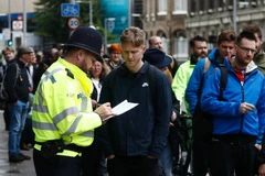 Cảnh sát Anh kiểm tra an ninh trên phố Borough High ở thủ đô London ngày 6/6. (Nguồn: AFP/TTXVN)