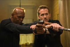 Samuel L. Jackson và Ryan Reynolds trong phim. 