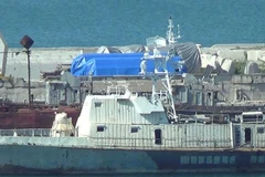 Thiết bị được phủ những tấm bạt màu xanh bao tại cảng Feodosia, Crimea ngày 11/7/2017. (Nguồn: Reuters)