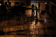 Các công nhân Israel di rời những thiết bị dò kim loại bên ngoài đền thờ Al-Aqsa ở Jerusalem ngày 25/7. (Nguồn: THX/TTXVN)