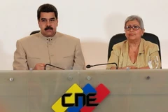Tổng thống Venezuela Nicolas Maduro (trái) và Chủ tịch CNE Tibisay Lucena (phải) tại buổi ra thông báo triệu tập cơ quan sửa đổi Hiến pháp ở Caracas ngày 3/5. (Nguồn: EPA/TTXVN)