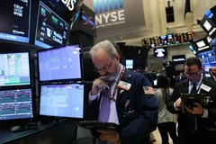 Các nhà giao dịch tại thị trường chứng khoán New York. (Nguồn: AFP/TTXVN)