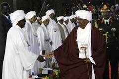 Tổng thống Sudan Omar al-Bashir (phải) tại một sự kiện ở Khartoum ngày 31/12/2016. (Nguồn: AFP/TTXVN)