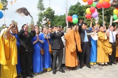 Nghị thức thả chim bồ câu cầu bình an, may mắn tại Đại lễ cầu siêu. (Ảnh: Văn Việt/TTXVN)