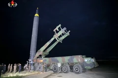 Nhà lãnh đạo Triều Tiên Kim Jong-un theo dõi quá trình chuẩn bị phóng tên lửa đạn đạo Hwasong-12 ở Bình Nhưỡng ngày 29/8. (Nguồn: Yonhap/TTXVN)