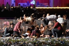 Người dân chạy khỏi khu vực xảy ra vụ xả súng ở Las Vegas. (Nguồn: AFP/TTXVN)