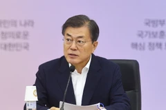 Tổng thống Hàn Quốc Moon Jae-in chủ trì cuộc họp tại Bộ Ngoại giao ở Seoul ngày 28/8. (Nguồn: Yonhap/TTXVN)