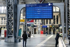 Bảng điện tử tại nhà ga Frankfurt am Main bị ảnh hưởng bởi vụ tấn công mạng, ngày 13/5. (Nguồn: EPA/TTXVN)
