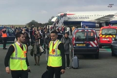 Hành khách sơ tán khỏi máy bay. (Nguồn: theguardian.com)