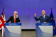 Trưởng đoàn đàm phán Brexit của EU Michel Barnier (phải) và Bộ trưởng phụ trách Brexit của Anh David Davis tại cuộc họp báo ở Brussels, Bỉ ngày 12/10. (Nguồn: THX/TTXVN)