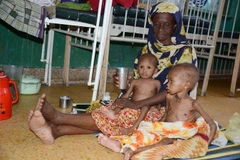 Một bà mẹ chăm sóc hai con bị suy dinh dưỡng điều trị tại bệnh viện ở thủ đô Mogadishu, Somalia. (Nguồn: AFP/TTXVN)