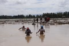 Tìm kiếm người mất tích sau bão Tembin tại tỉnh Lanao del Norte, Philippines ngày 24/12. (Nguồn: THX/TTXVN)