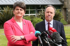 Lãnh đạo đảng DUP, bà Arlene Foster (trái) trong cuộc họp báo ở Belfast, Bắc Ireland ngày 12/6. (Nguồn: AFP/TTXVN)