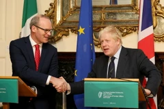 Ngoại trưởng Anh Boris Johnson (phải) trong cuộc họp báo chung với Ngoại trưởng Ireland Simon Coveney tại Dublin ngày 17/11. (Nguồn: AFP/TTXVN)