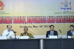 Đại sứ Hoàng Anh Tuấn và Trưởng cơ quan thương vụ Việt Nam tại Indonesia giải đáp những câu hỏi của đại diện các doanh nghiệp. (Ảnh: Đỗ Quyên/TTXVN)