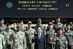 Bộ trưởng Quốc phòng Hàn Quốc Song Young-moo (giữa) trong chuyến thăm căn cứ quân sự ở thủ đô Seoul. (nguồn: EPA/TTXVN)