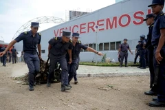 Hải quân Cuba dọn dẹp sau bão Irma tại thủ đô La Habana ngày 12/9. (Nguồn: AFP/TTXVN)