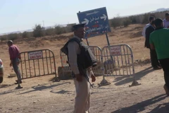 Cảnh sát Ai Cập gác trên một tuyến đường ở phía nam thủ đô Cairo. (Nguồn: THX/TTXVN)