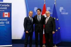 Thủ tướng Canada Justin Trudeau (giữa), Chủ tịch Ủy ban châu Âu Jean-Claude Juncker (phải) và Chủ tịch Hội đồng châu Âu Donald Tusk (trái) tại lễ ký CETA tại Brussels. (Nguồn: THX/TTXVN)