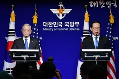 Bộ trưởng Quốc phòng Hàn Quốc Song Young-moo (phải) và Bộ trưởng Quốc phòng Mỹ James Mattis tại cuộc họp báo ở Seoul, Hàn Quốc ngày 28/10. (Nguồn: THX/TTXVN)