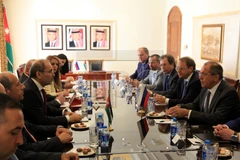 Ngoại trưởng Nga Lavrov (phải) có cuộc gặp với người đồng cấp Jordan Ayman Safadi ngày 11/9. (Nguồn: EPA)