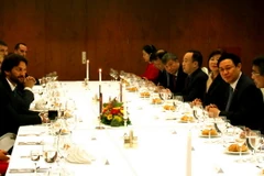 Phó Thủ tướng Vương Đình Huệ làm việc với Phó Thủ tướng, Bộ trưởng Nội vụ Slovakia Robert Kalinak. (Ảnh: Trần Quang Vinh/TTXVN)