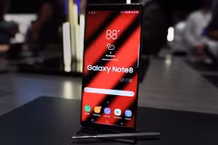 Điện thoại Samsung Galaxy Note 8 được trưng bày tại buổi ra mắt mẫu sản phẩm ở New York, Mỹ ngày 23/8. (Nguồn: AFP/TTXVN)