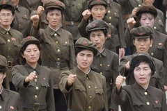 Phụ nữ Triều Tiên tham gia một cuộc mít tinh ở thủ đô Bình Nhưỡng ngày 14/8, bày tỏ sự ủng hộ đối với tuyên bố của Chính phủ Triều Tiên chỉ trích lệnh cấm vận của Liên hợp quốc. (Nguồn: Kyodo/TTXVN)